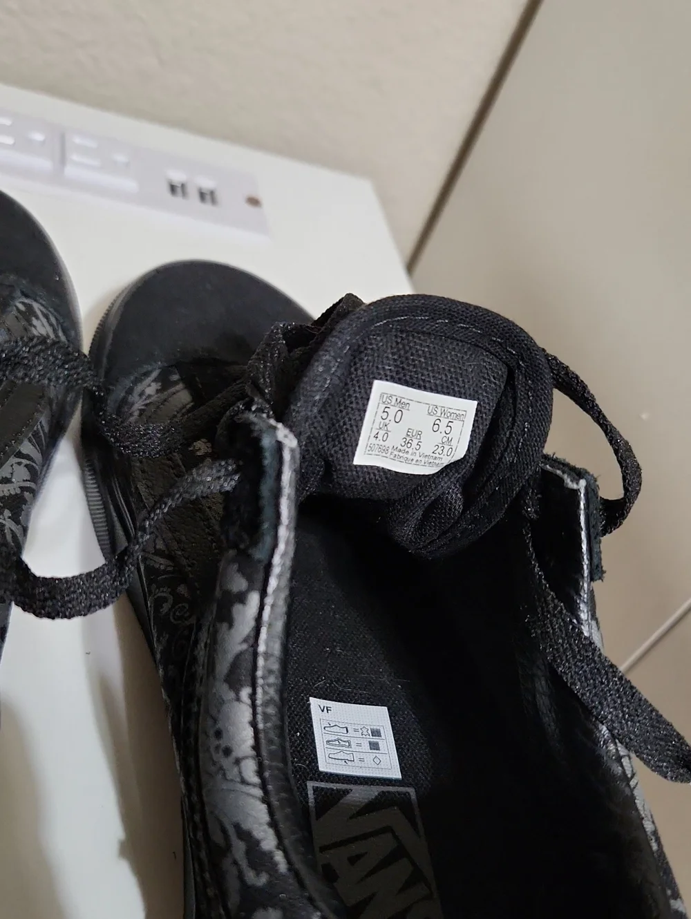 Vans Women's Black Floral-Print Low Top Sneakers